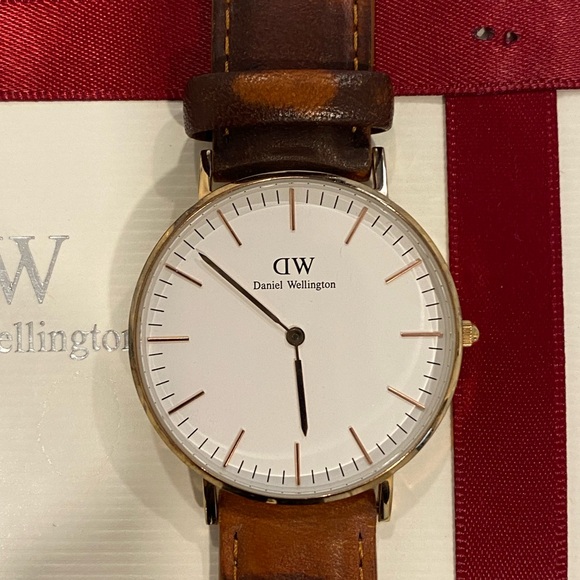 Used Daniel Wellington Watch - Picture 2 of 9